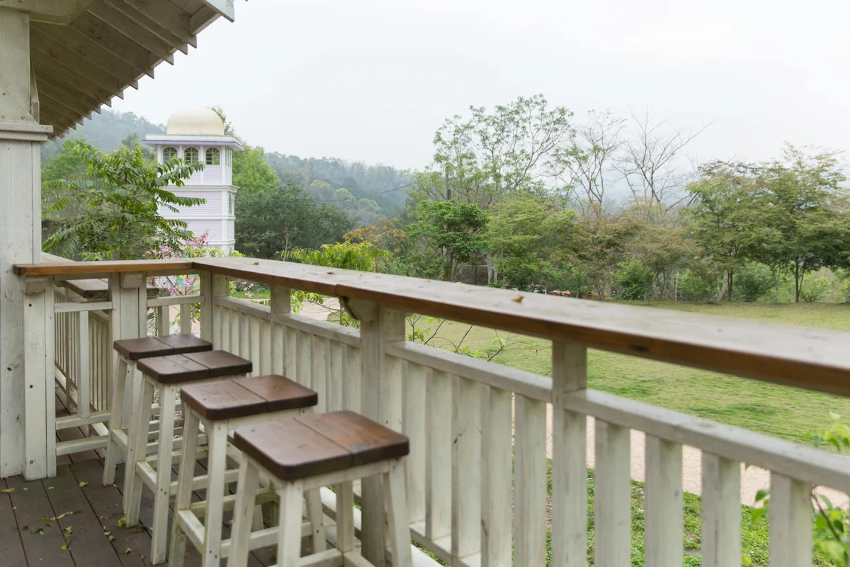 Teras Rumah Panjang ala Kafe